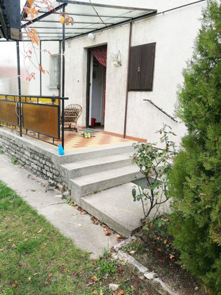 Balatonfüreden központi elhelyezkedésű ikerház eladó